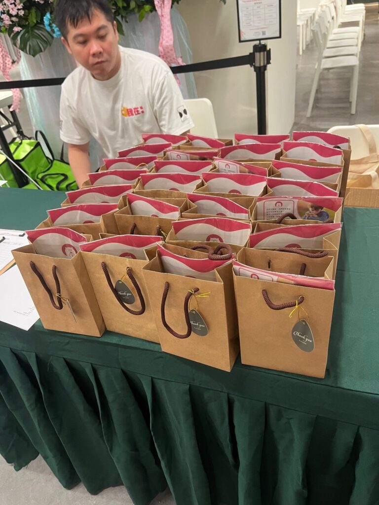 是時加準備了給現場記者的DOCTOB小禮物